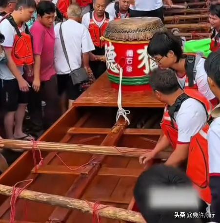 龙舟翻2条翻船原因离谱这下要被嘲笑了pg电子入口猎德村的船翻了！3条新(图1)